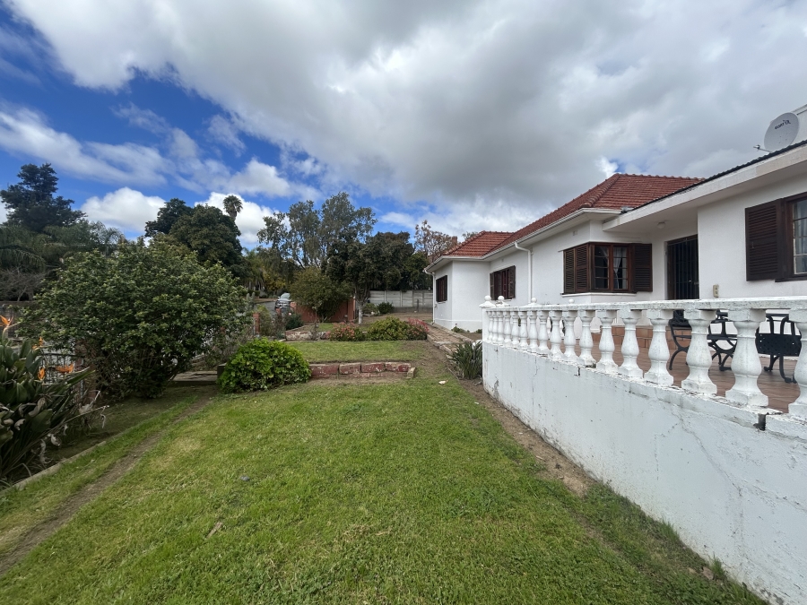 6 Bedroom Property for Sale in Uitsig Western Cape